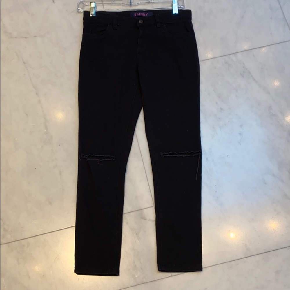 SKINNY black stretch jeans w/rips on knees (Y12)